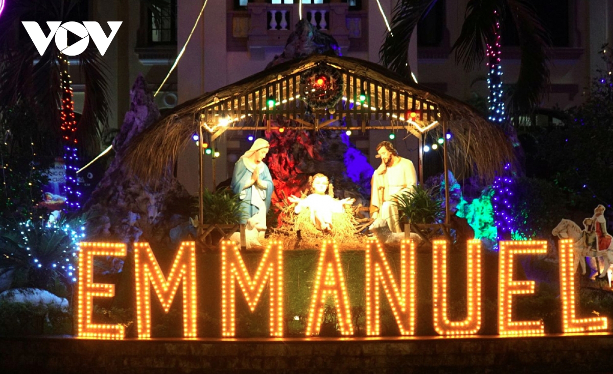 Warm Christmas atmosphere spreads across Hue streets